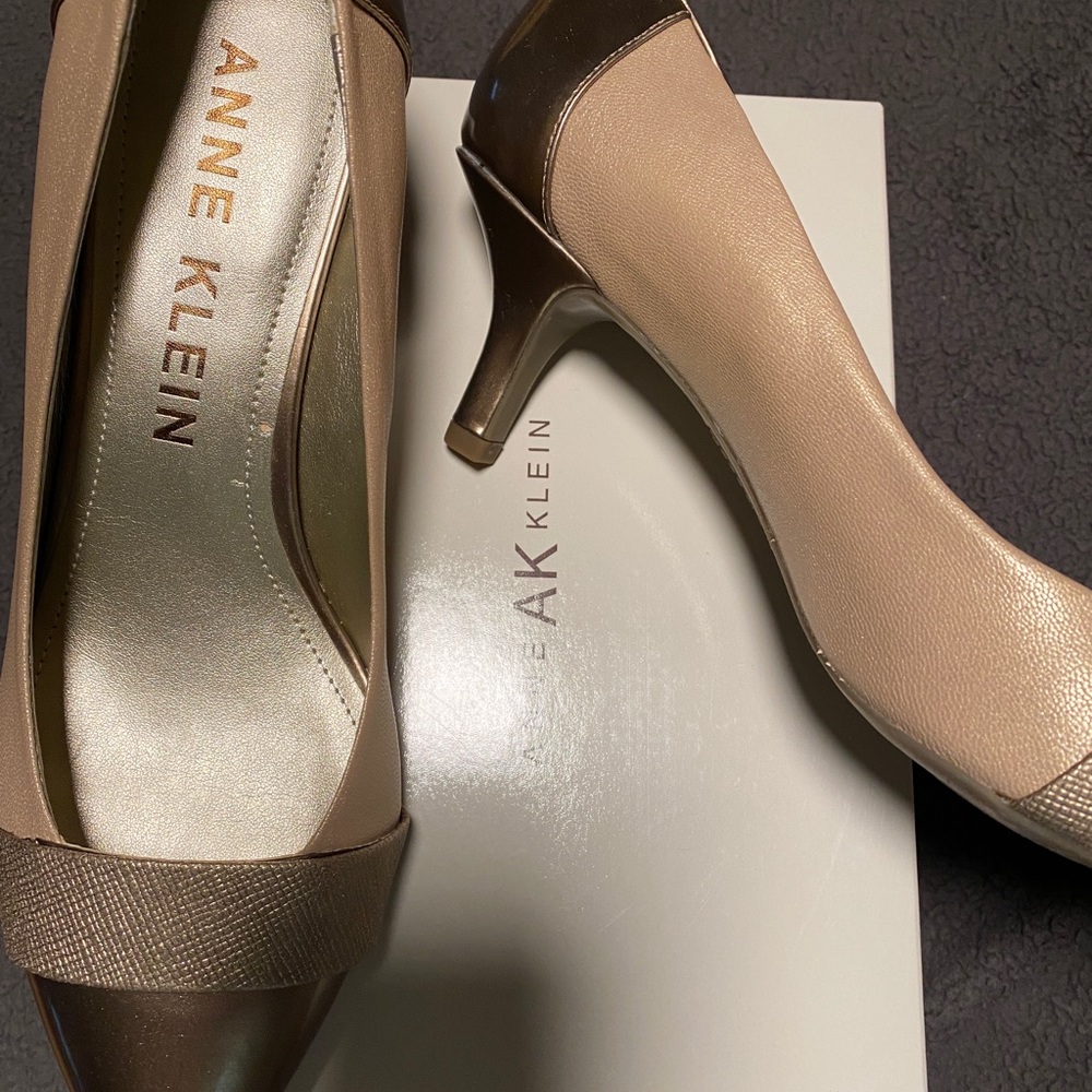 10M Anne Klein Taupe & Bronze 2” Pumps  (25021458-3YE) AK7FINN. NEW with Box